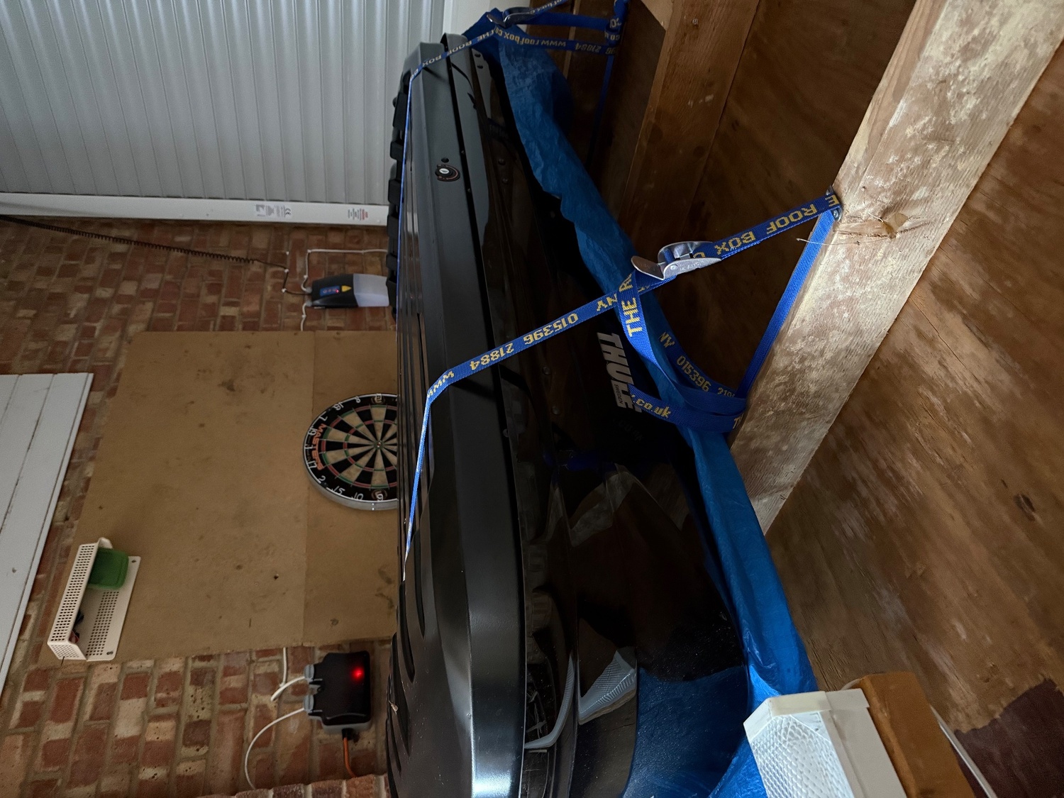 Thule pacific 200 roof box glossy black