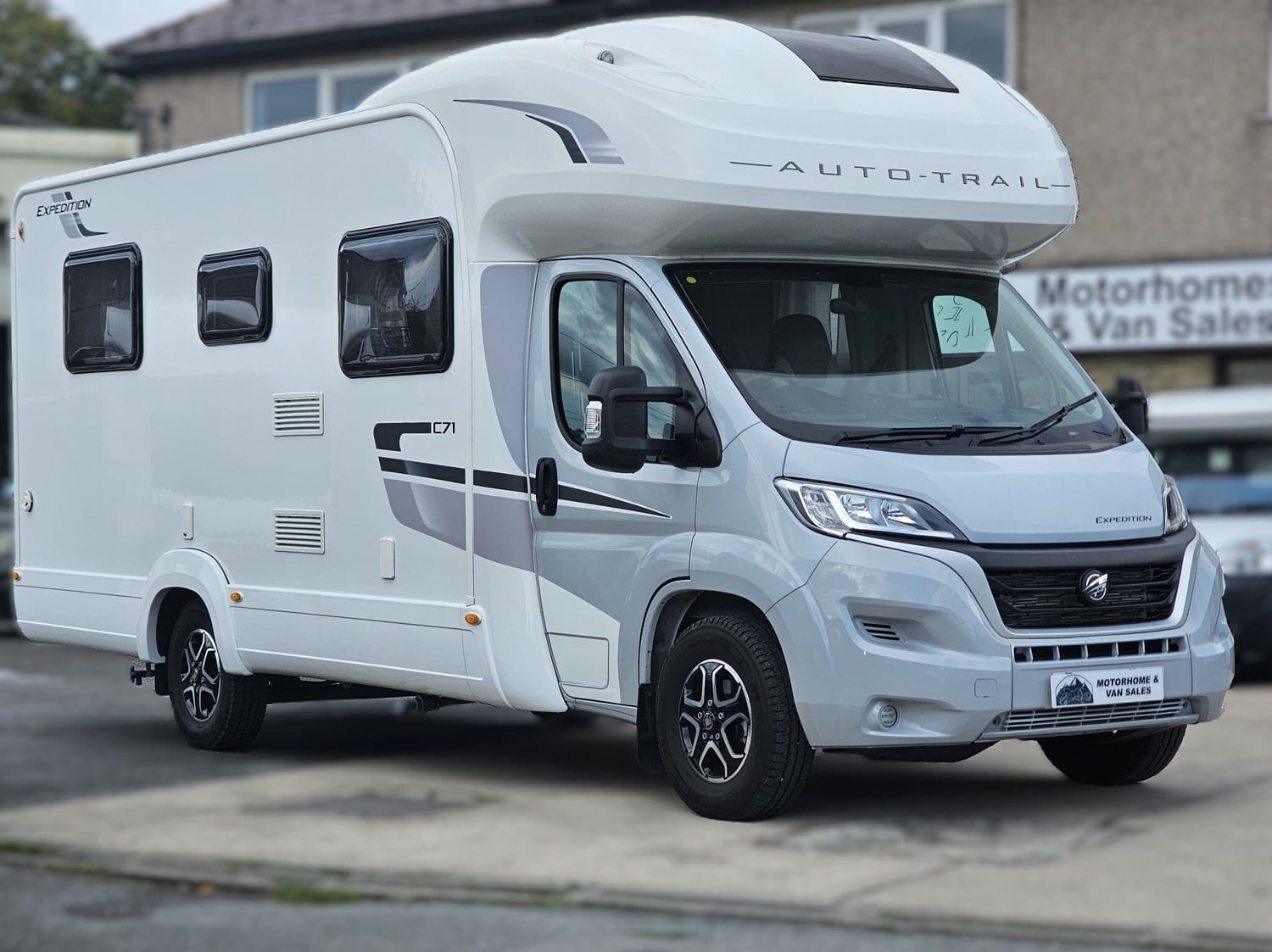 Auto-Trail Expedition C71 Coachbuilt 6 Berth Motorhome - AUTOMATIC*Alloys Halifax