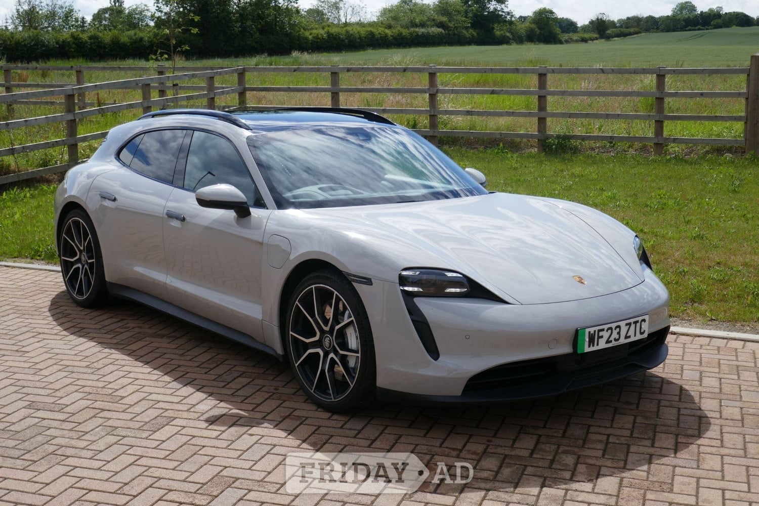 Porsche Taycan 2023 in Ely