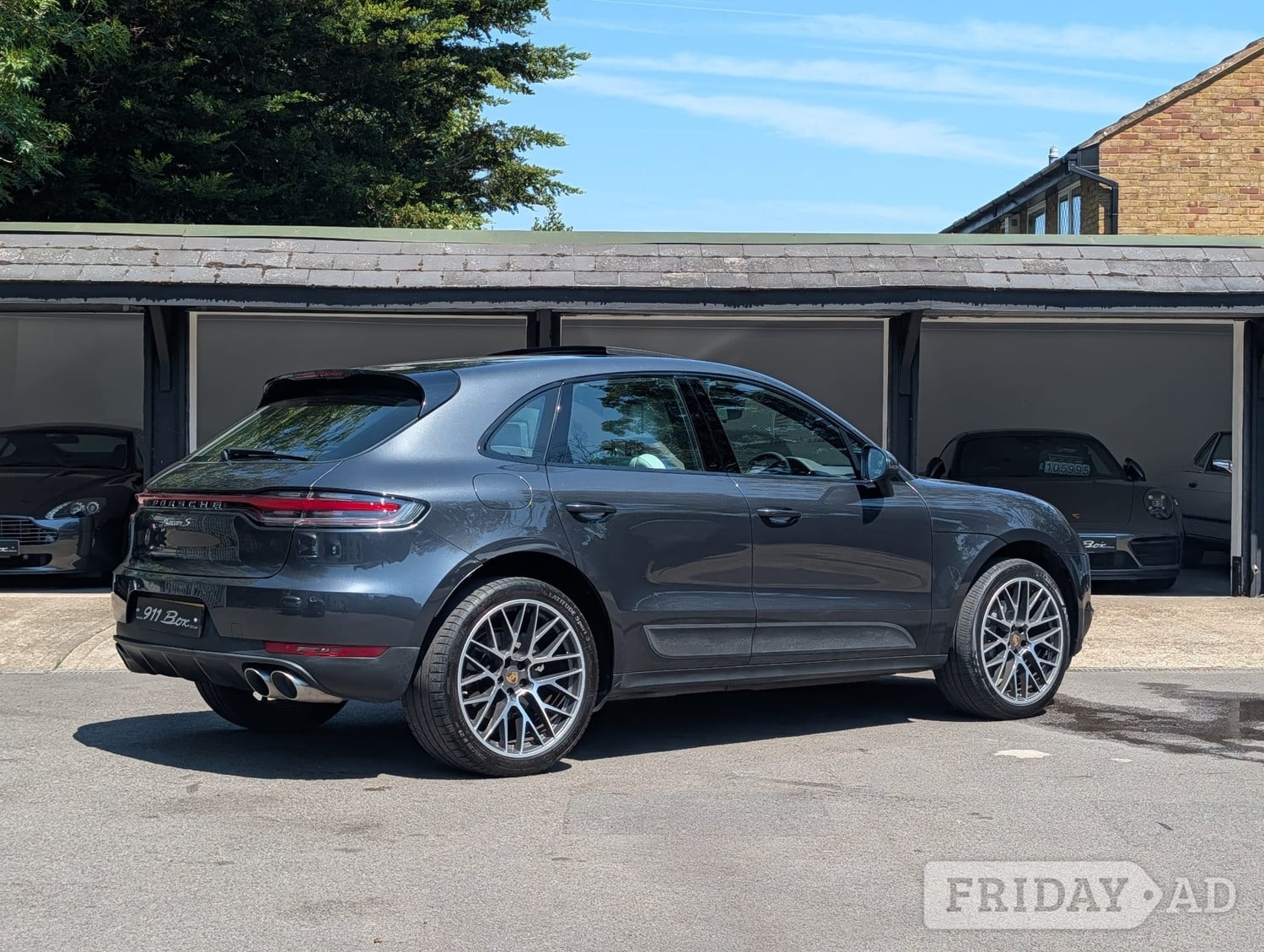 [ berth ]Porsche Macan