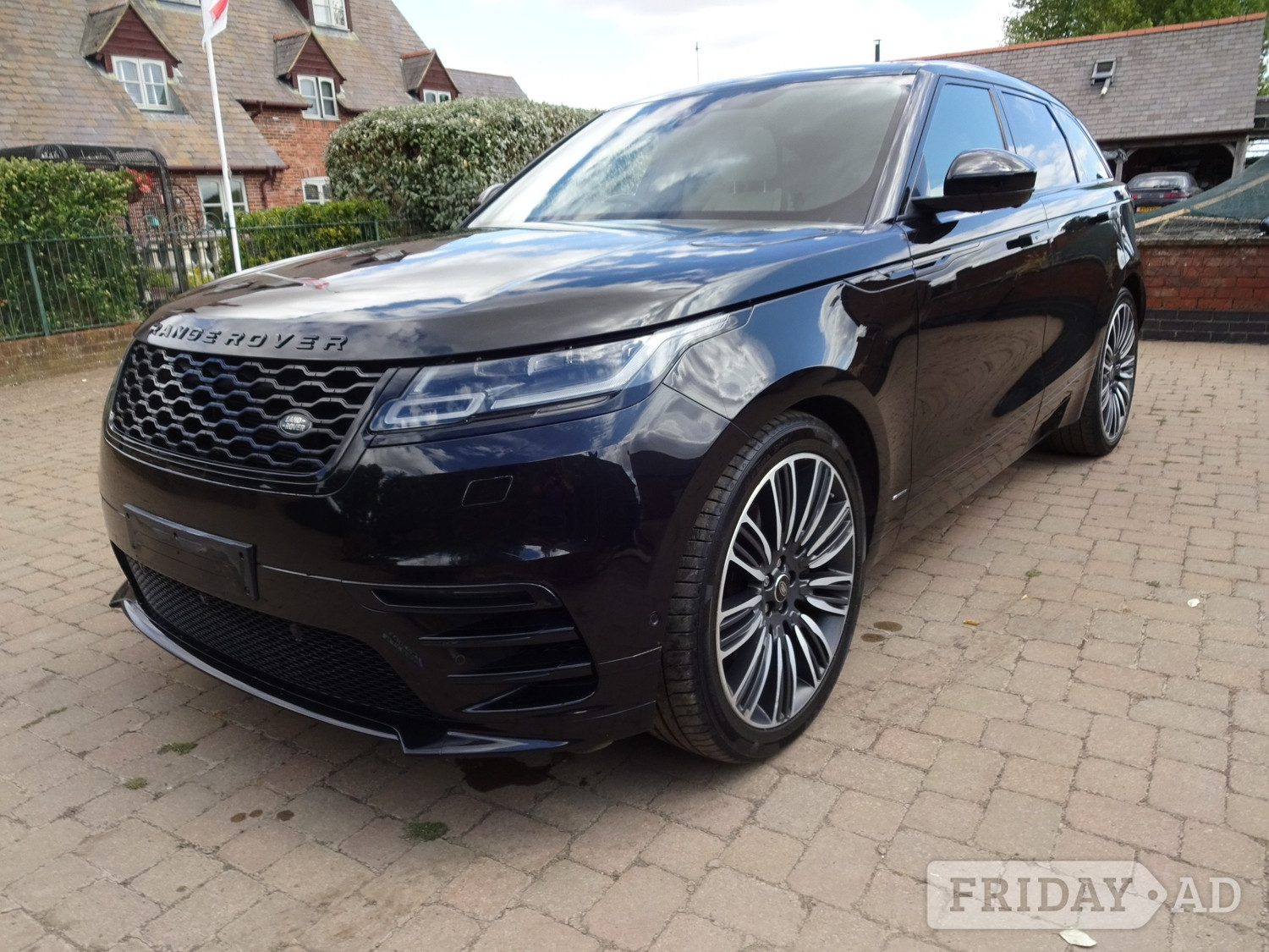 [ berth ]Land Rover Range Rover Velar