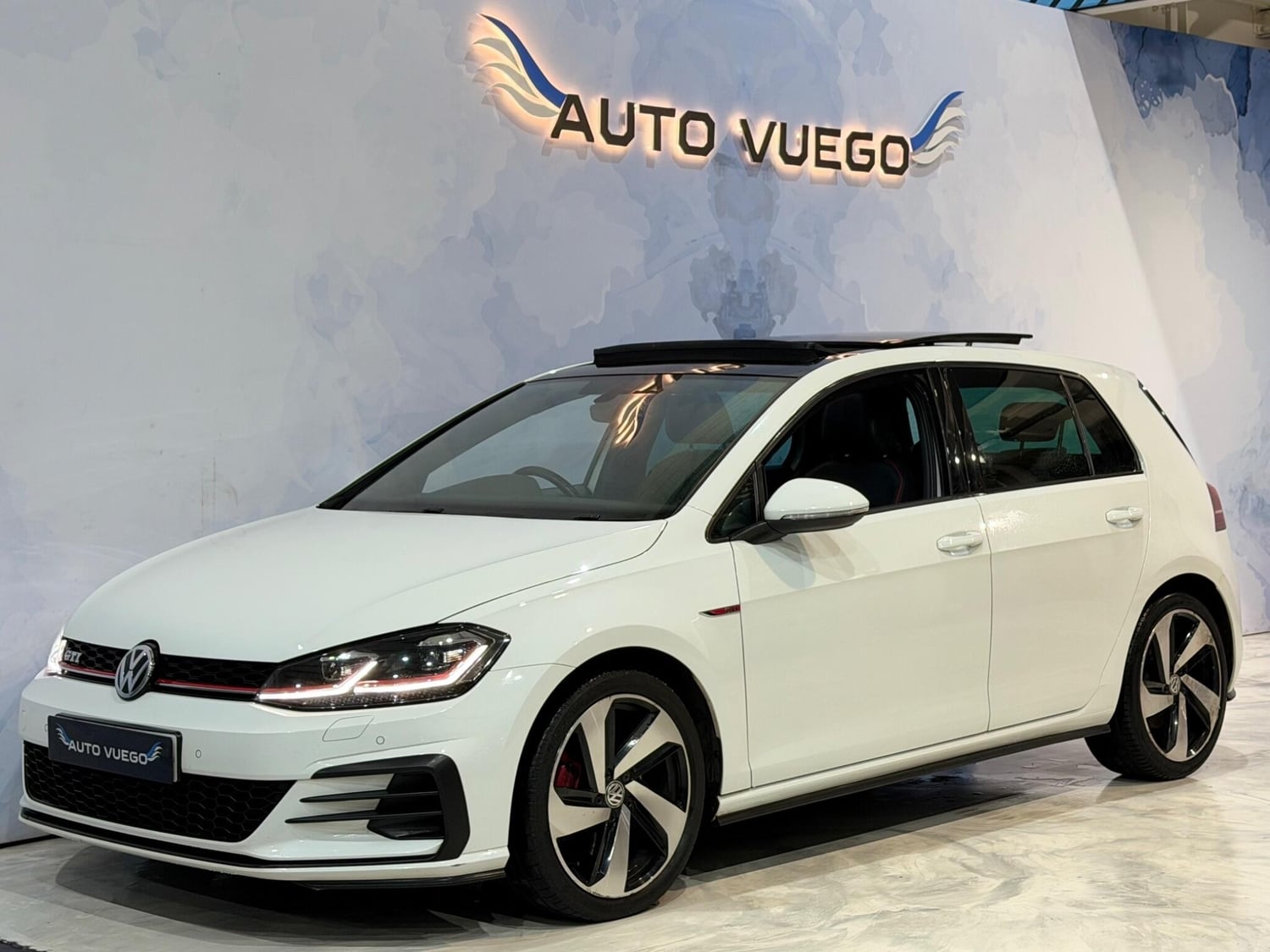 Volkswagen Golf 2017 - Cars in Uxbridge