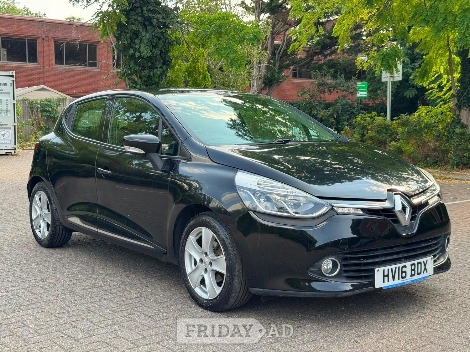 Renault Clio 2016 in Hillingdon