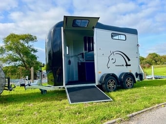 Cheval Liberte Touring XL Saddle Room  Horse Trailer