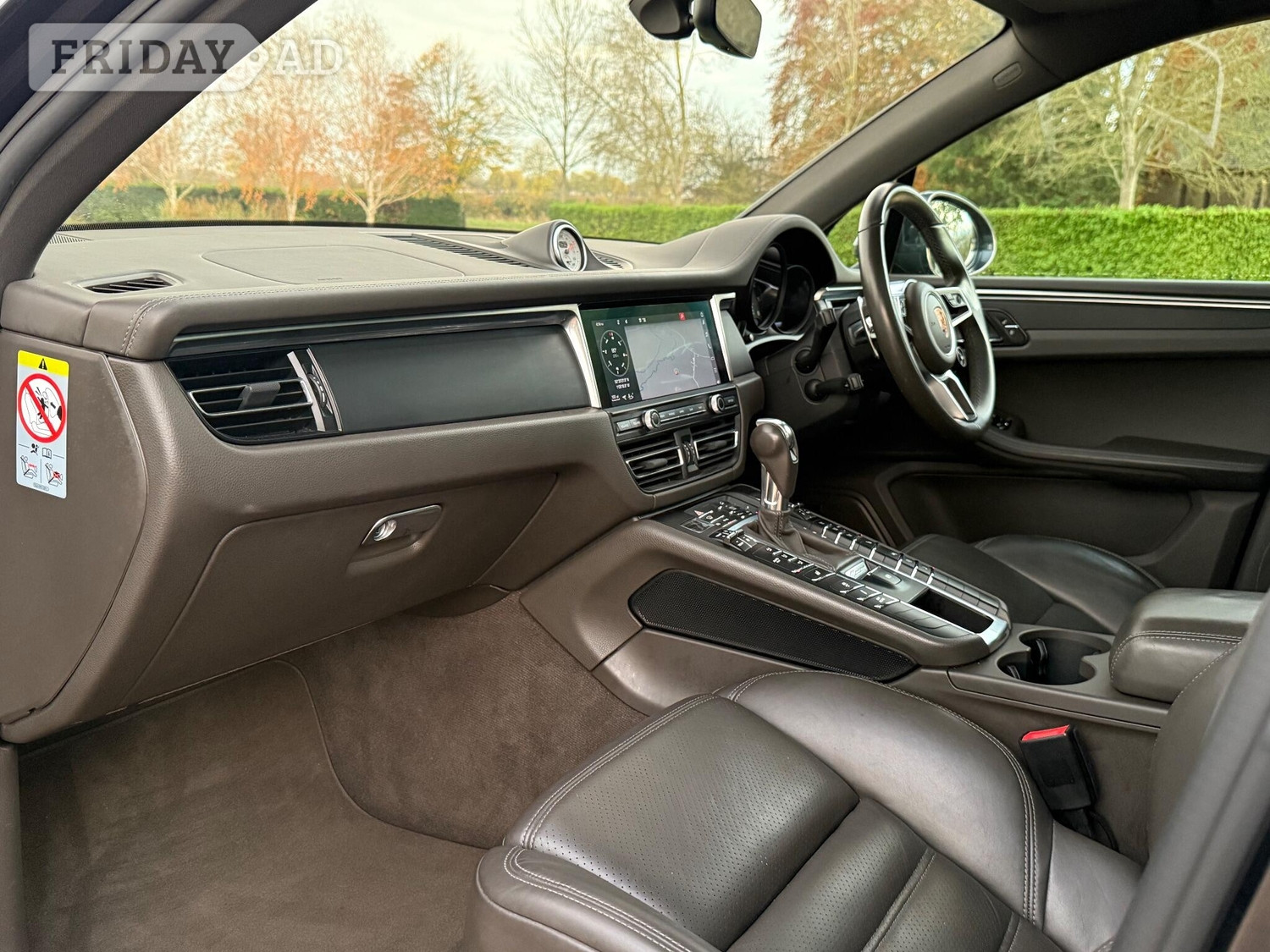 [ berth ]Porsche Macan