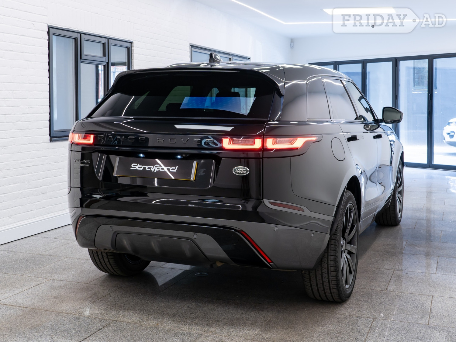 [ berth ]Land Rover Range Rover Velar