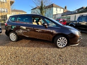 [ berth ]Vauxhall Zafira Tourer