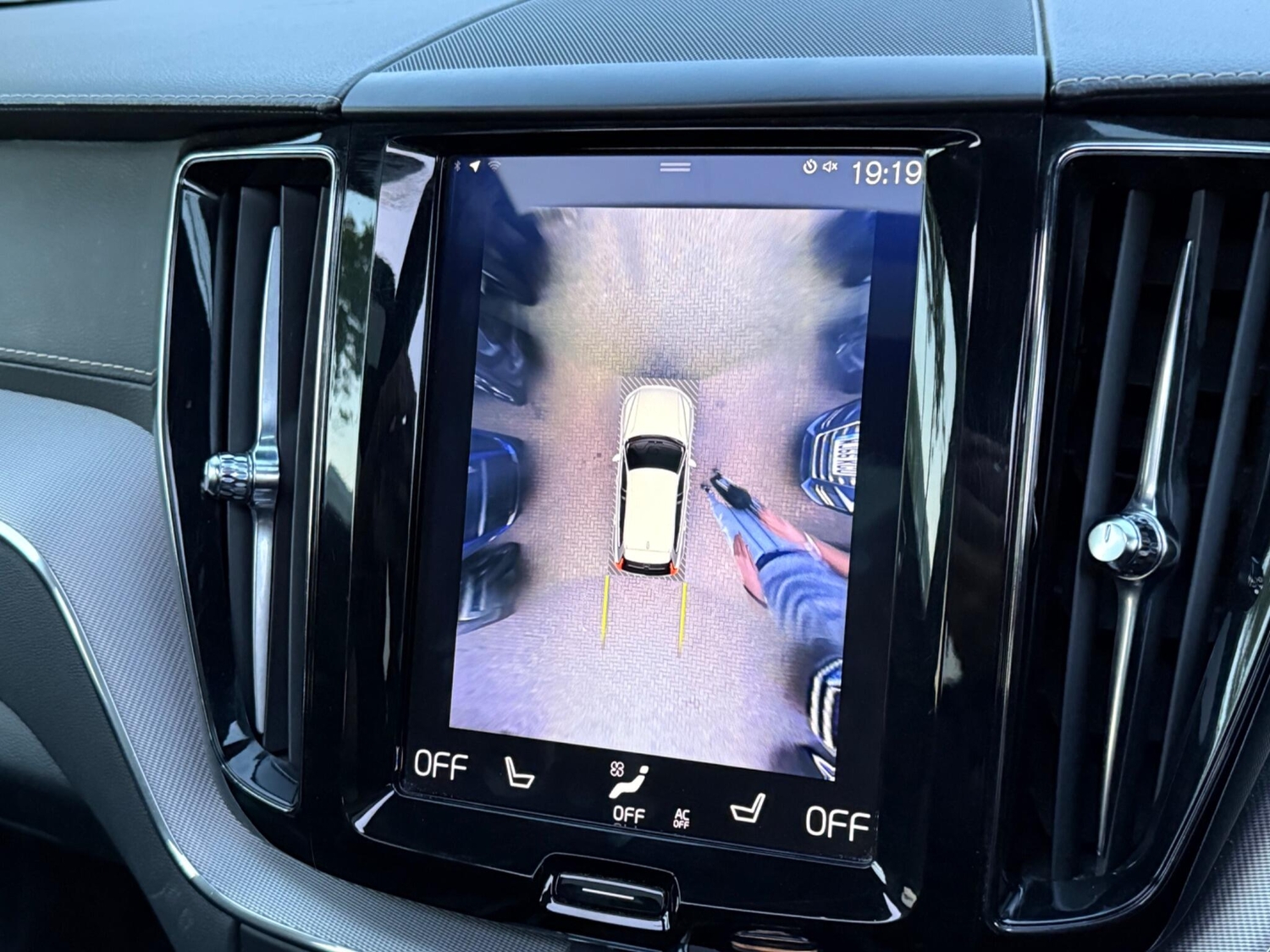 Volvo XC60 2018 - Cars in Uxbridge