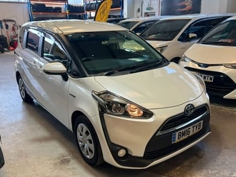 Toyota Sienta 2016
