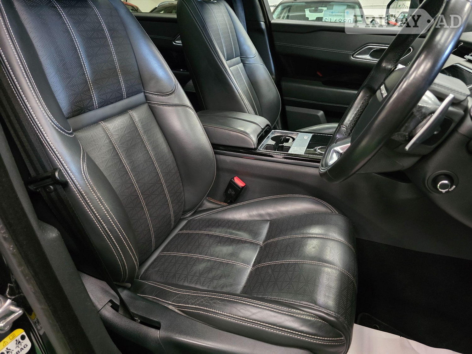[ berth ]Land Rover Range Rover Velar