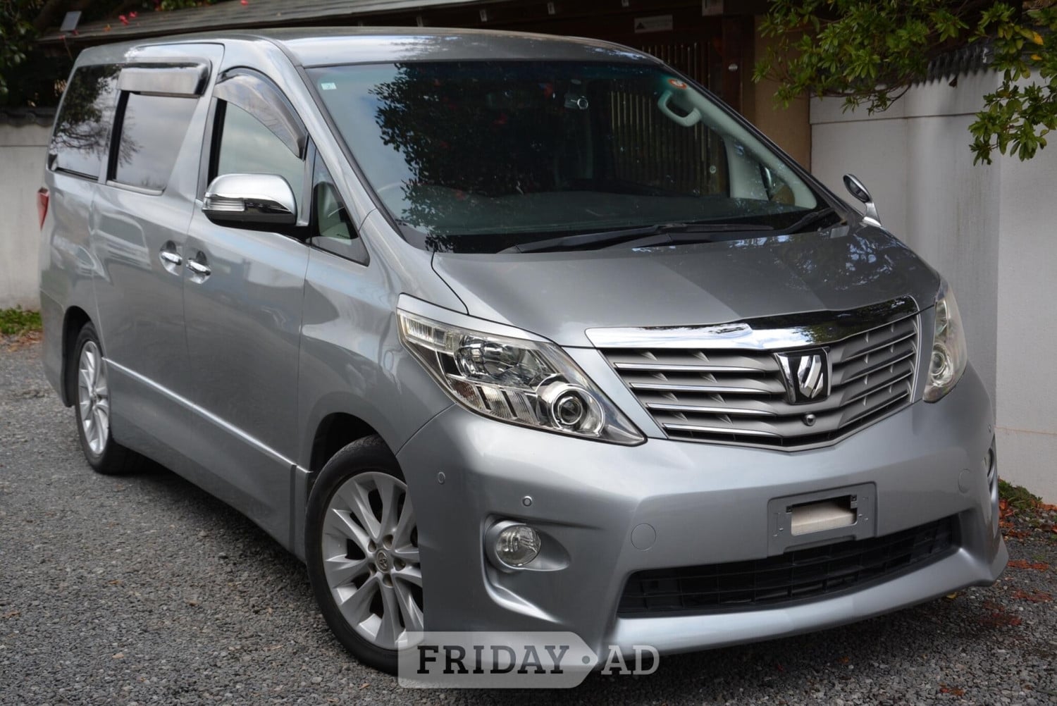 Toyota Alphard 2010 in Chingford