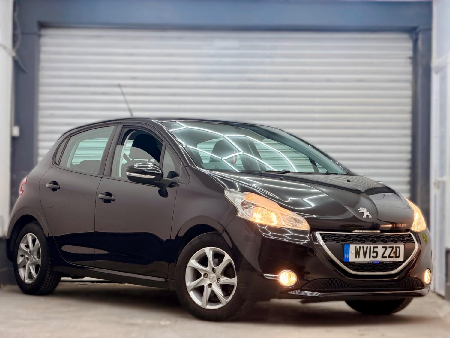 Peugeot 208 2015 - Cars in Hounslow