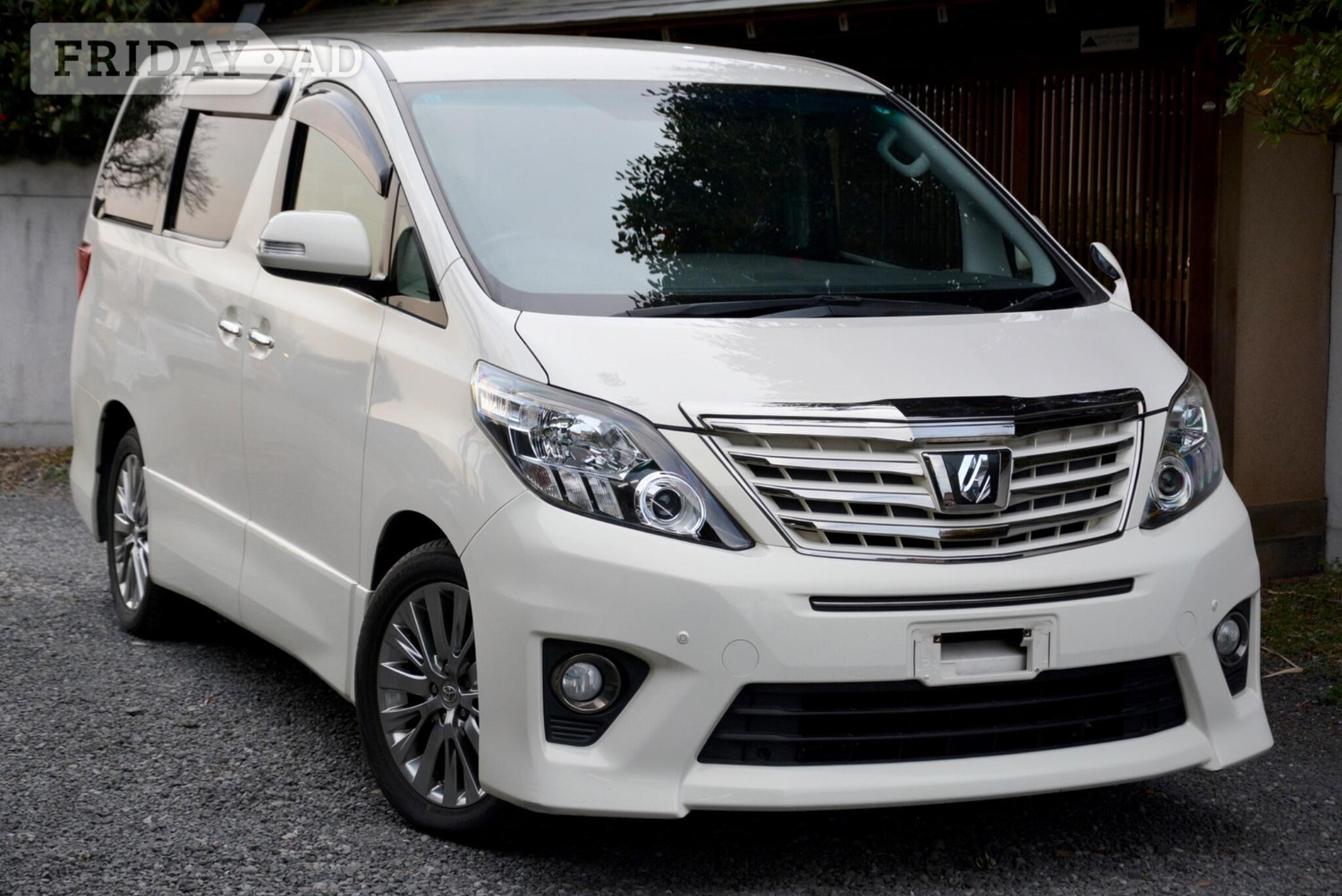 Toyota Alphard 2013 in Chingford