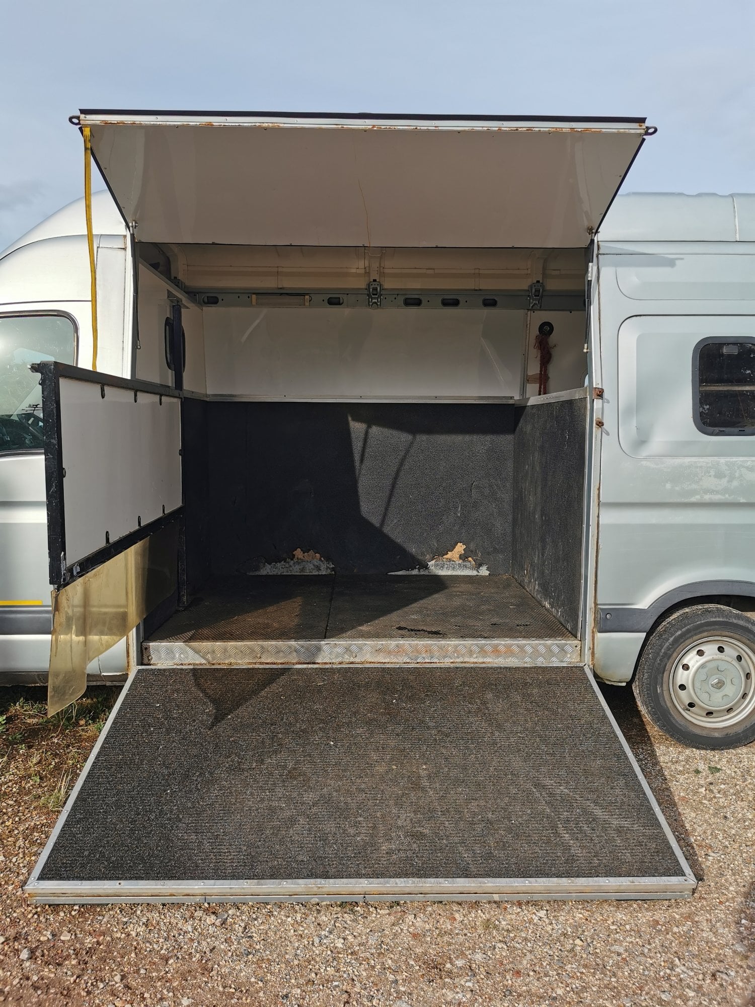Burley Horseboxes  Renault Horsebox - Trailers & Horseboxes