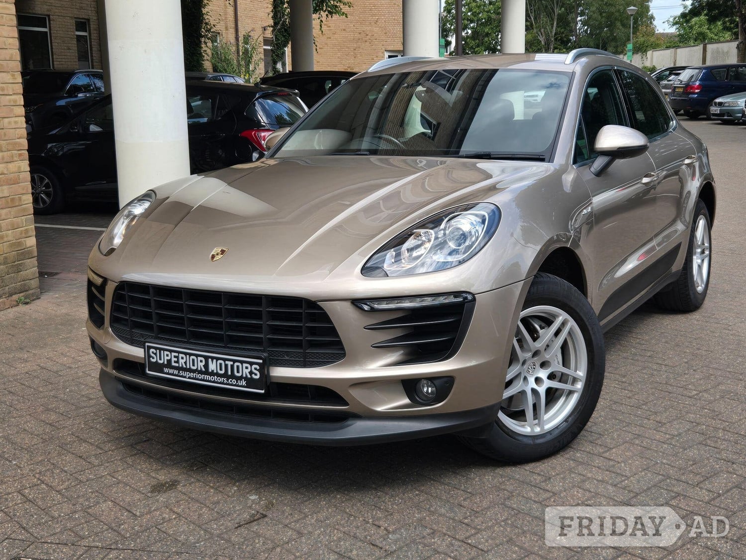 [ berth ]Porsche Macan