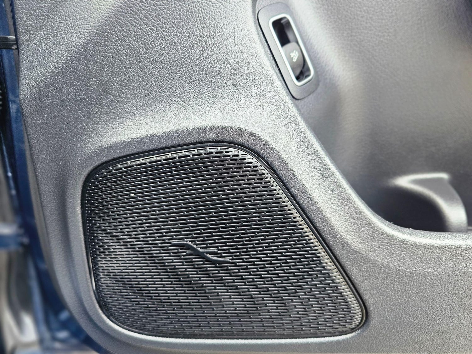 [ berth ]Mercedes-Benz CLA Class