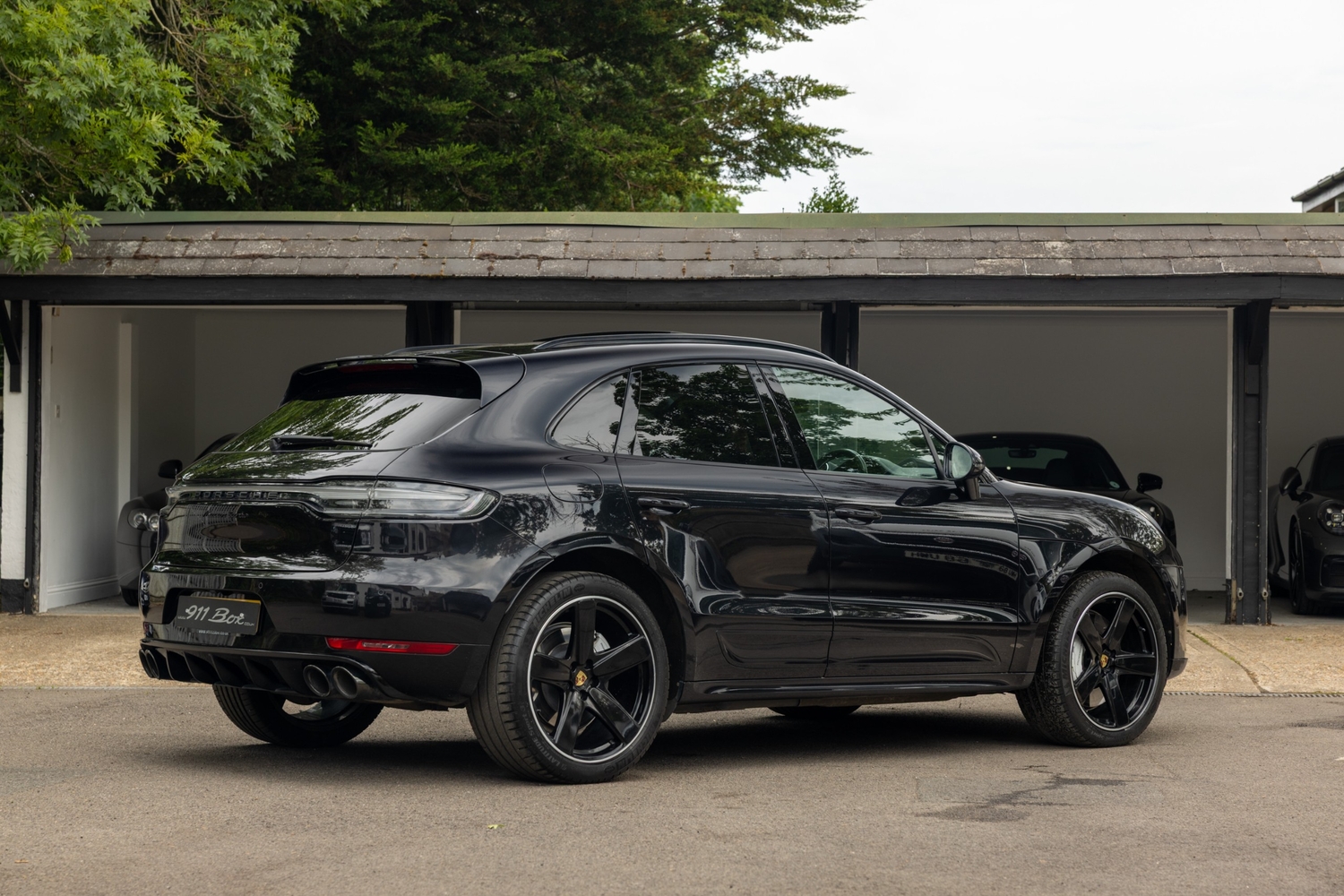 [ berth ]Porsche Macan