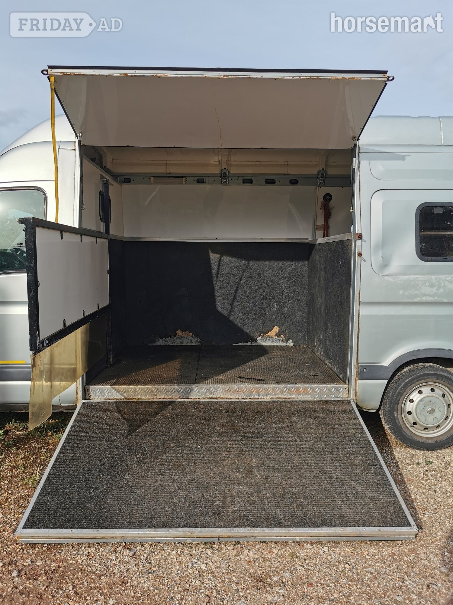 Burley Horseboxes  Renault Trucks Horsebox - Trailers & Horseboxes