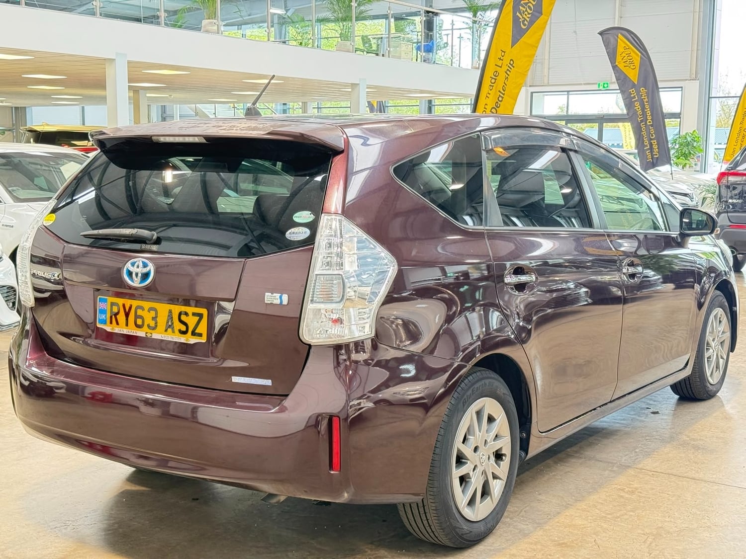 [ berth ]Toyota 7 Seat Prius