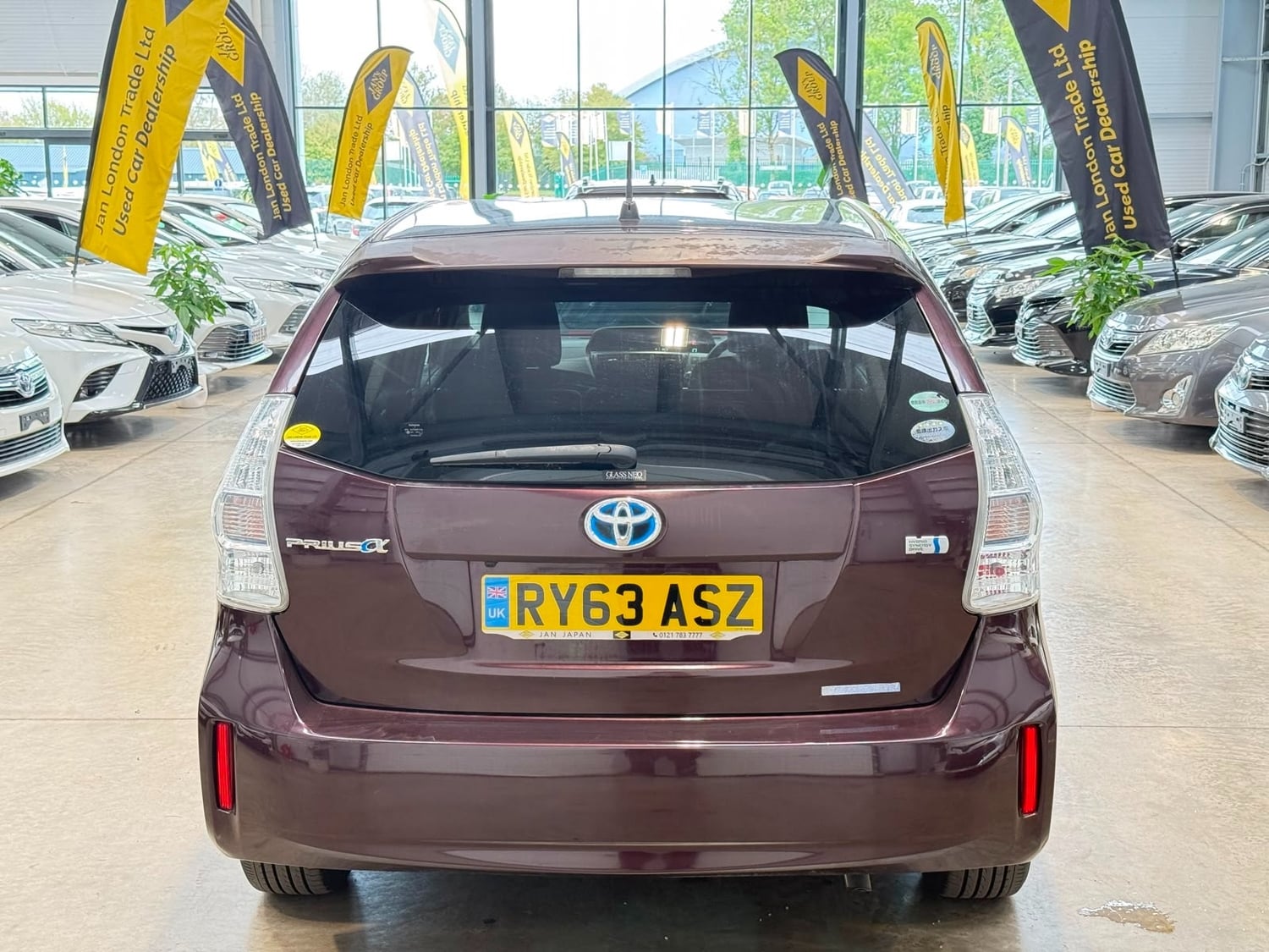 Toyota 7 Seat Prius 2014 - Cars in Reading