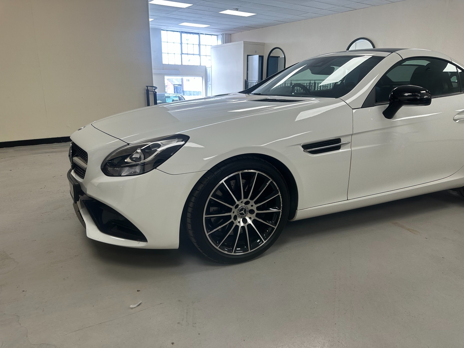 [ berth ]Mercedes-Benz SLC