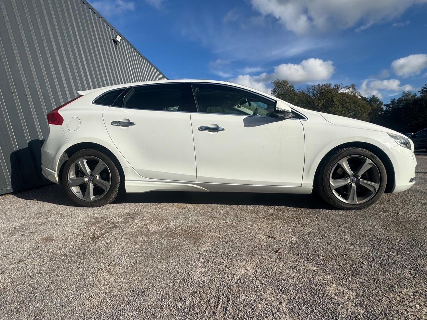 Volvo V40 2015 - Cars in Farnham