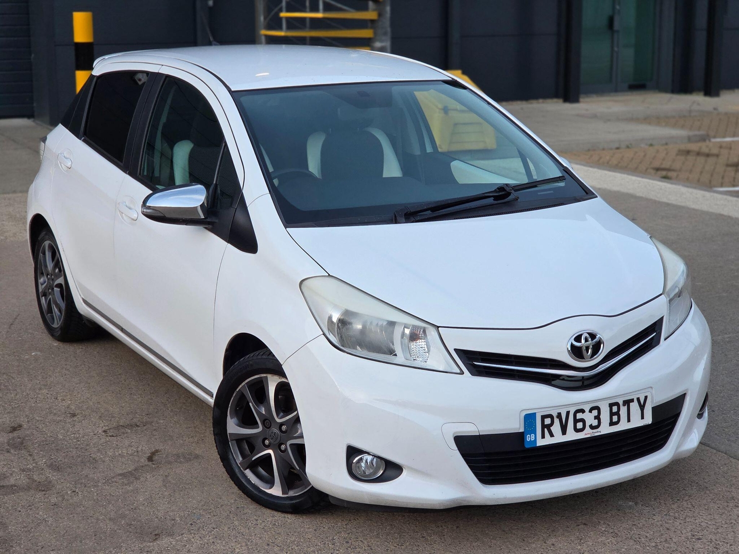 Toyota Yaris 2013 - Cars