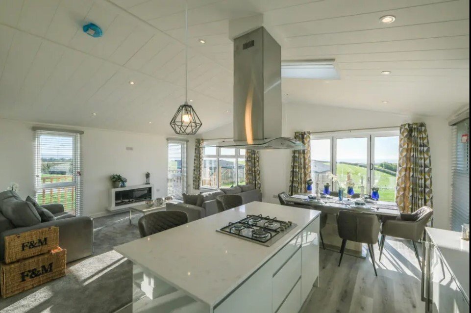 High End Lakeland Lodge on 12 month owners only park