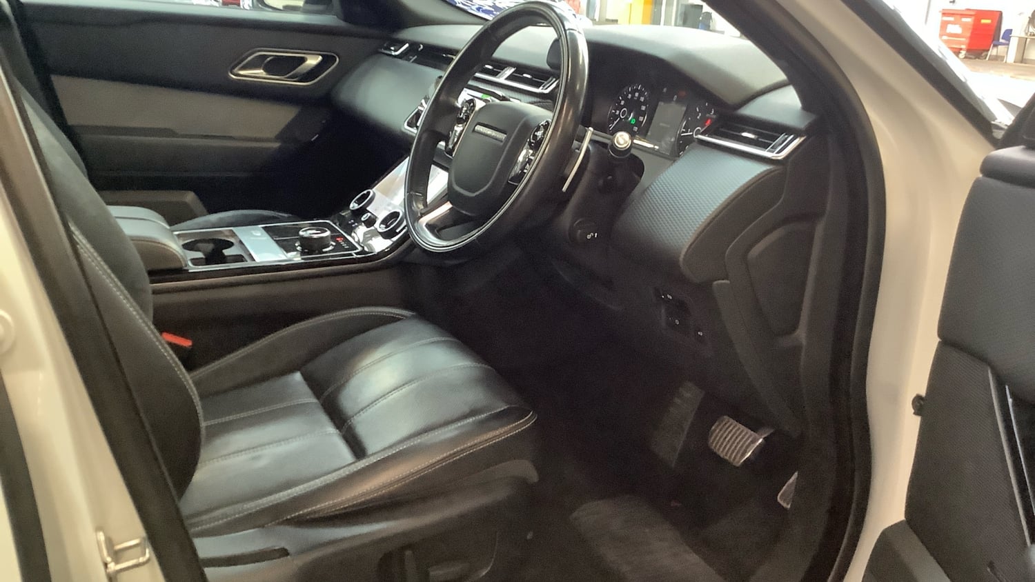 [ berth ]Land Rover Range Rover Velar