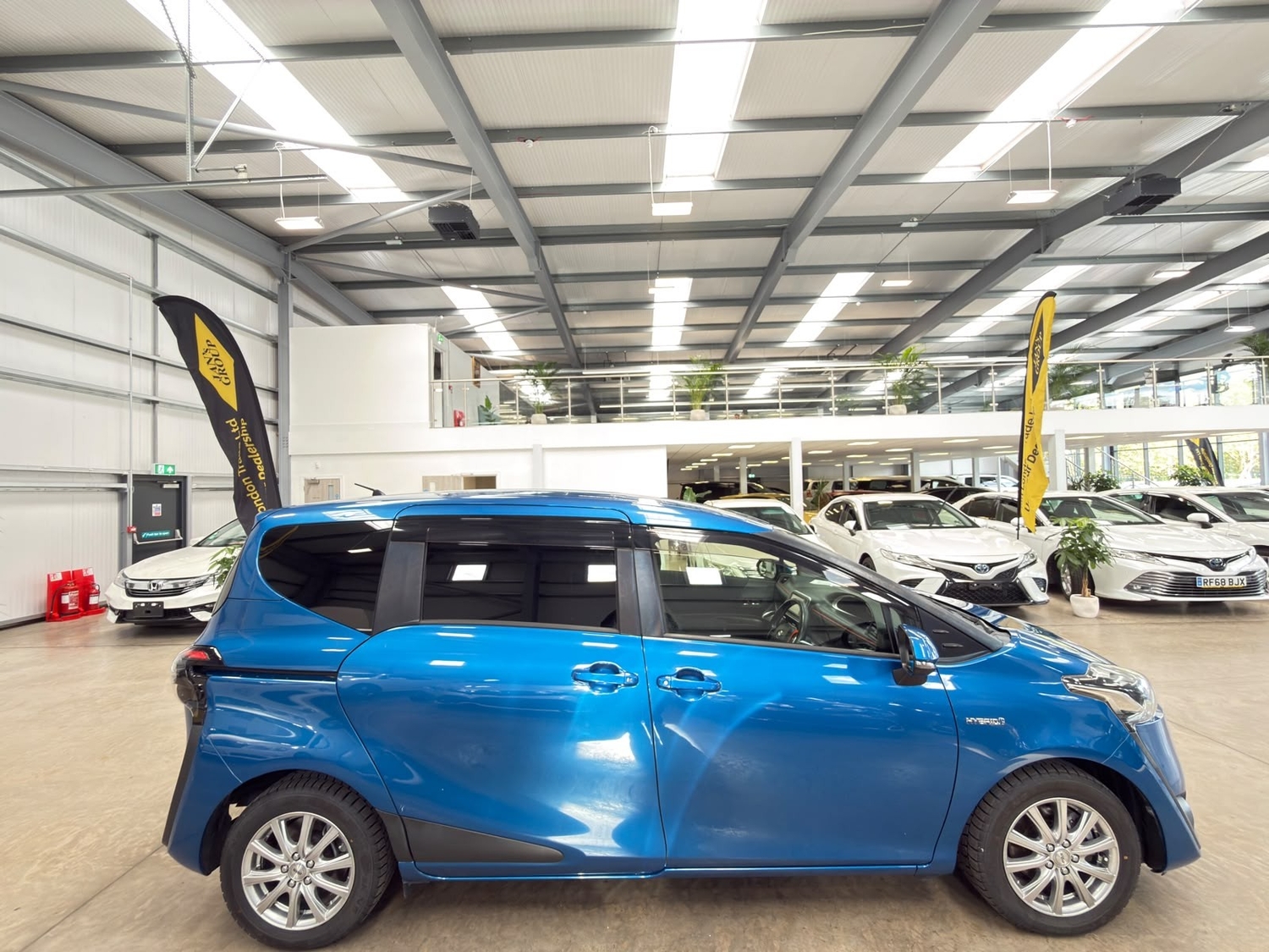 Toyota Sienta Reading