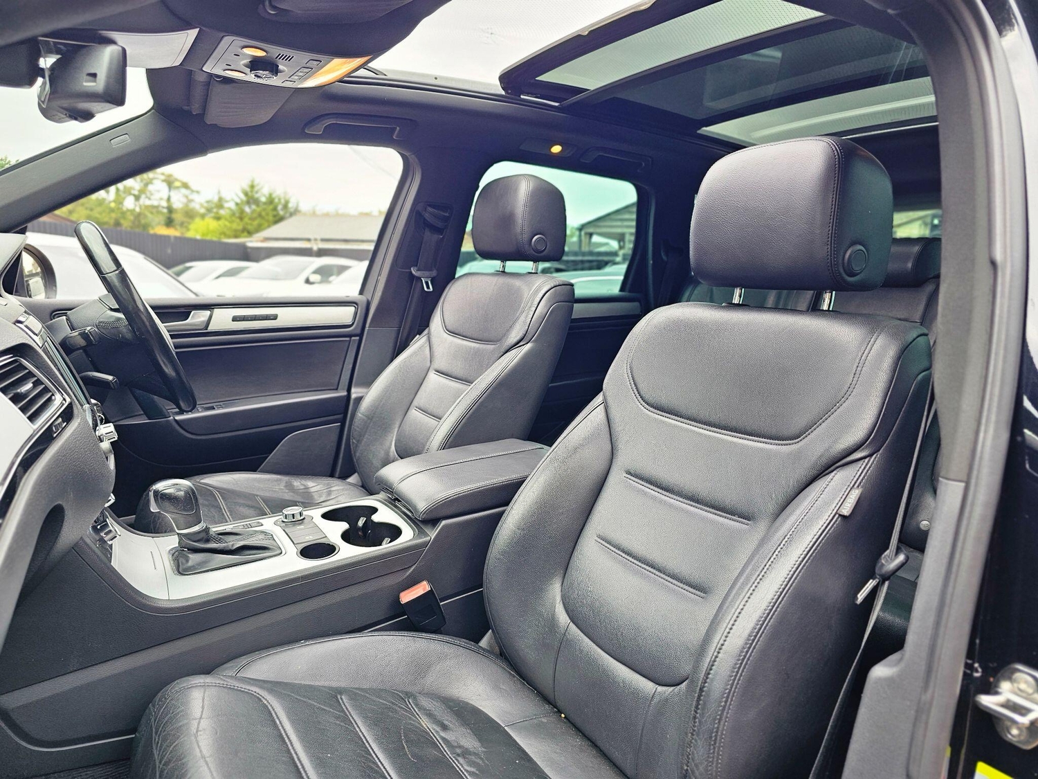 Volkswagen Touareg 2012 - Cars