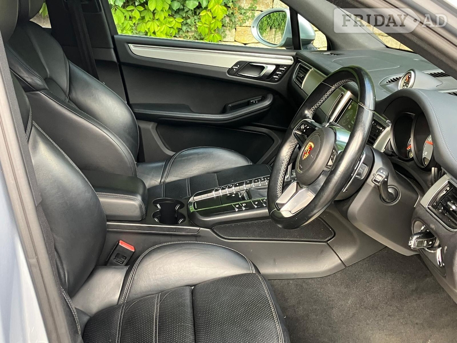 [ berth ]Porsche Macan
