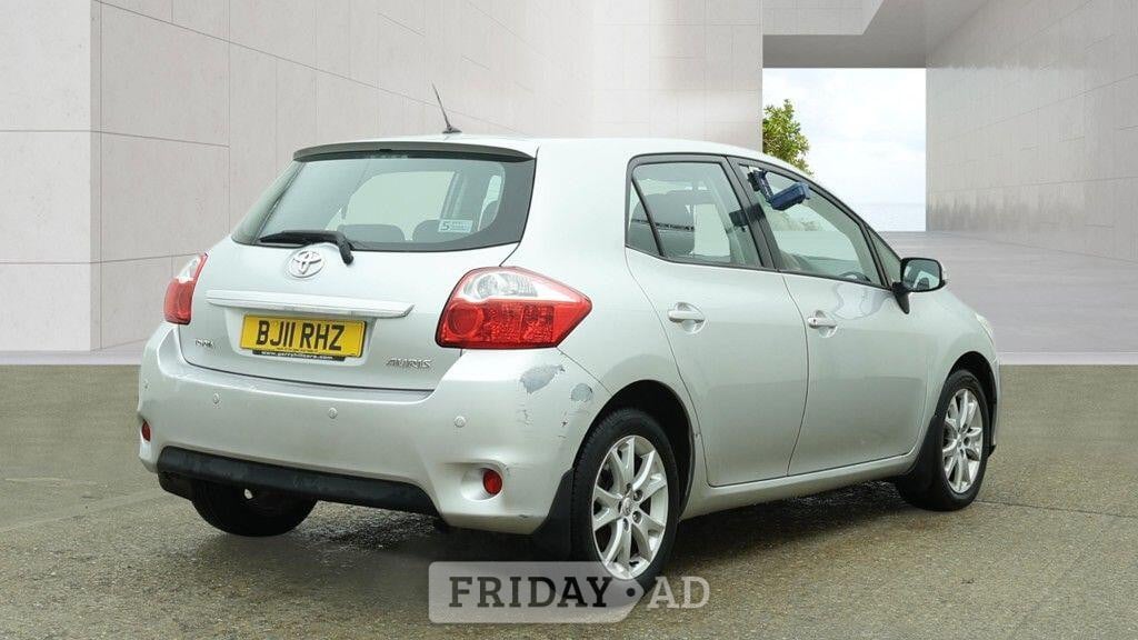 Toyota Auris 2011 - Cars in Windsor