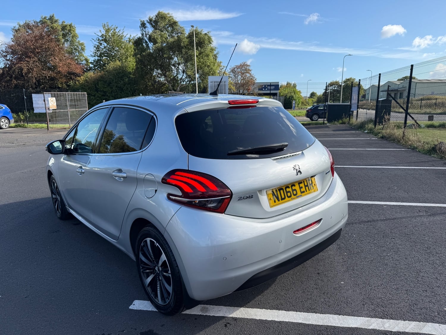 Peugeot 208 2016 - Cars in Livingston