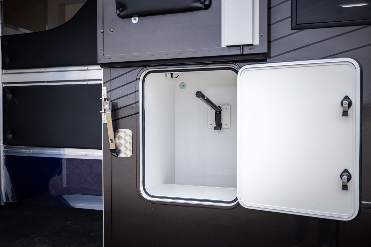 I.C.E Prestige Peugeot Horsebox - Trailers & Horseboxes