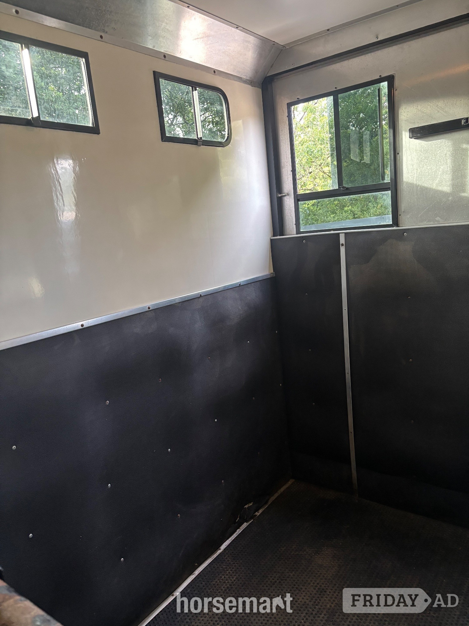 [ berth ]LM Horseboxes 