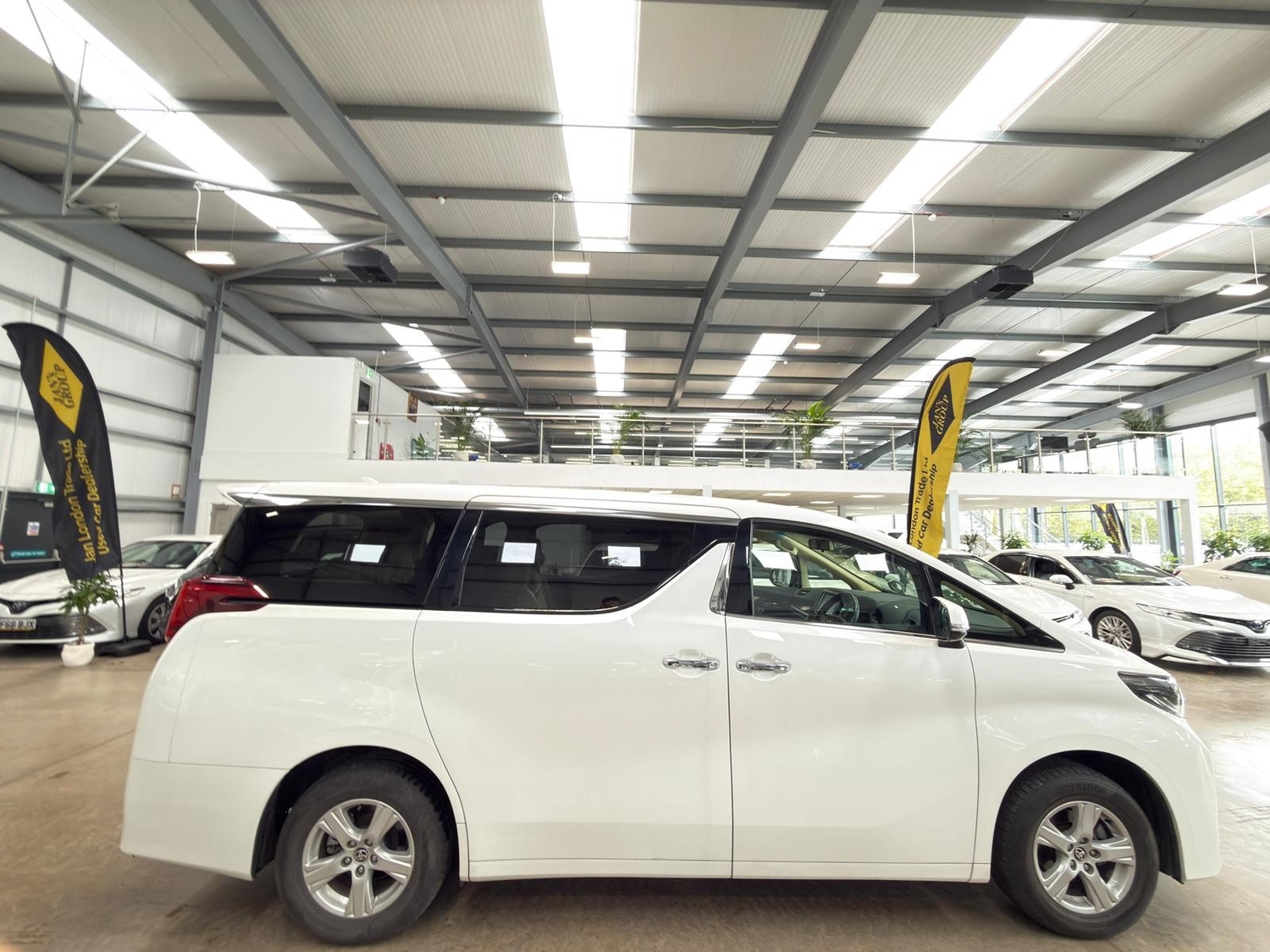 Toyota Alphard Reading