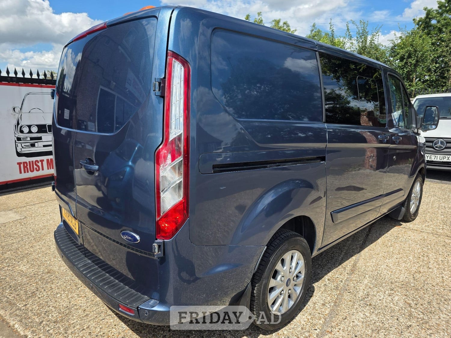 [ berth ]Ford Transit Custom