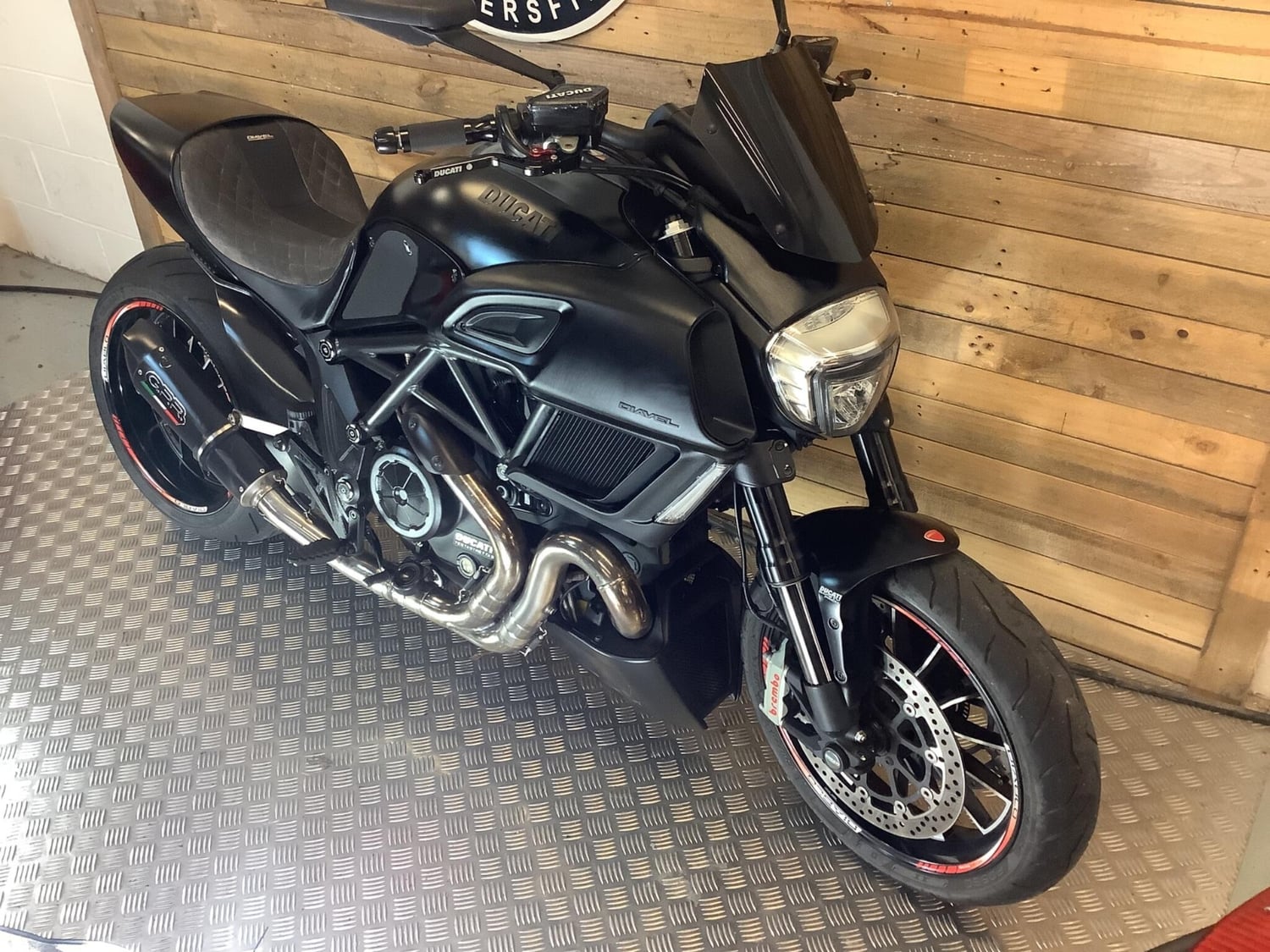 Ducati Diavel 2015 - Motorbikes, Scooters & Quads