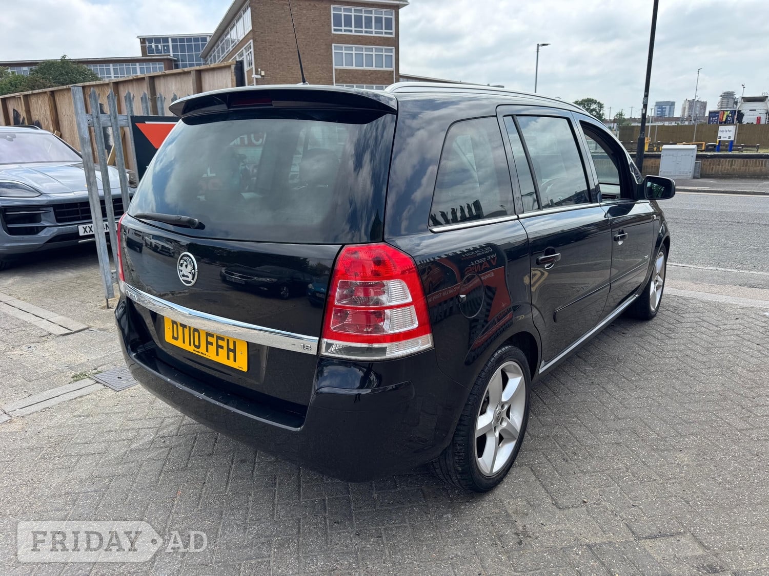 Vauxhall Zafira 2010 - Cars in Slough
