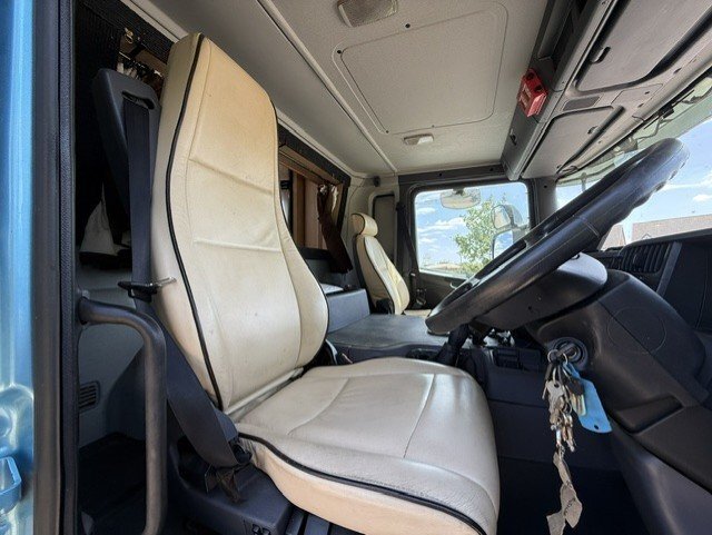 [ berth ]Equine Quality Coach built 