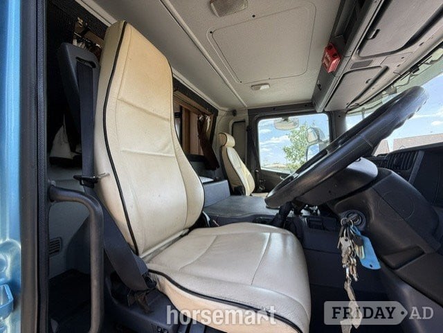 [ berth ]Equine Quality Coach built 