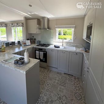 Escape in Style: Carnaby Lakehouse 40x13 Lodge