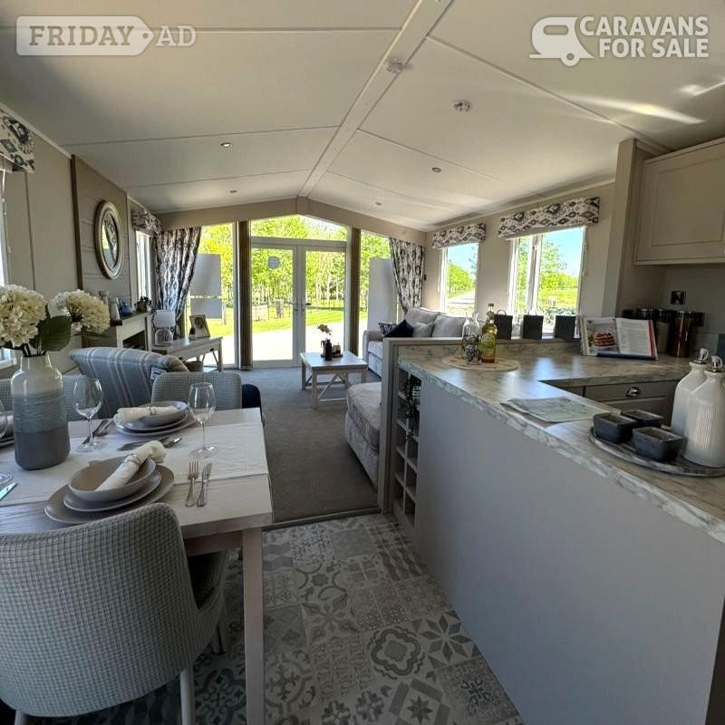 Pershore Escape in Style: Carnaby Lakehouse 40x13 Lodge