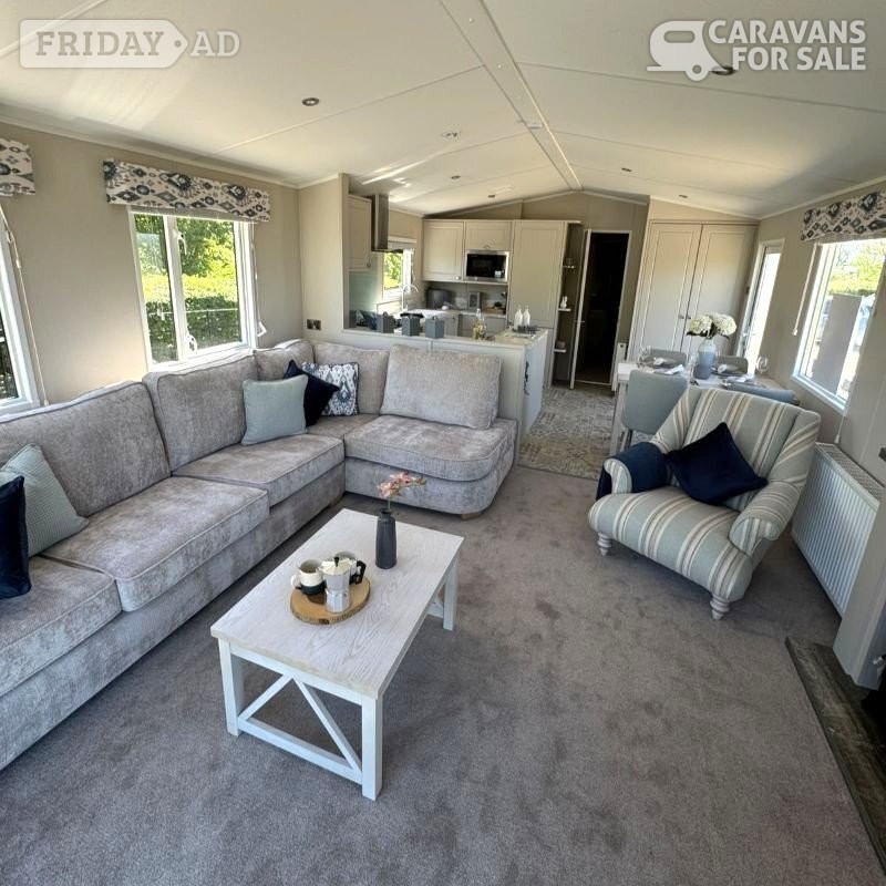 Escape in Style: Carnaby Lakehouse 40x13 Lodge