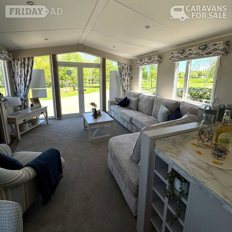 Escape in Style: Carnaby Lakehouse 40x13 Lodge - Holiday Homes in Pershore
