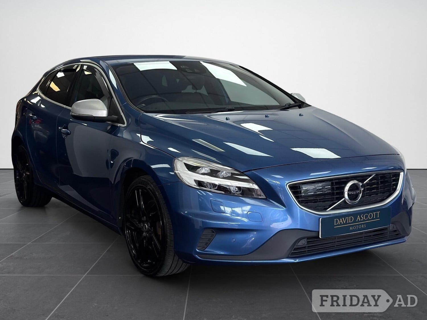 Volvo V40 2017 - Cars in Ealing