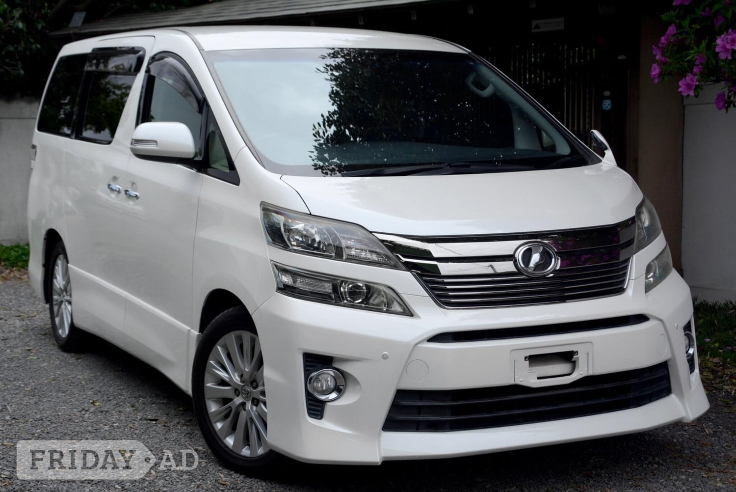 Toyota Vellfire 2012 in Chingford