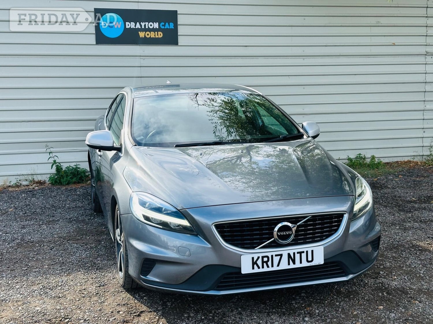 Volvo V40 2017 in Hillingdon
