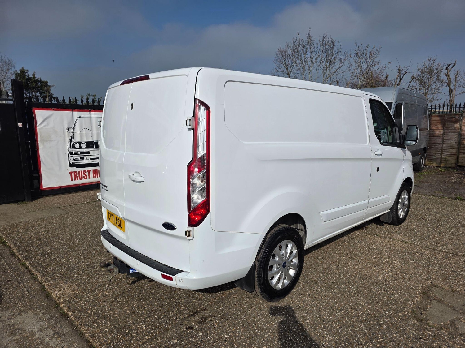 [ berth ]Ford Transit Custom